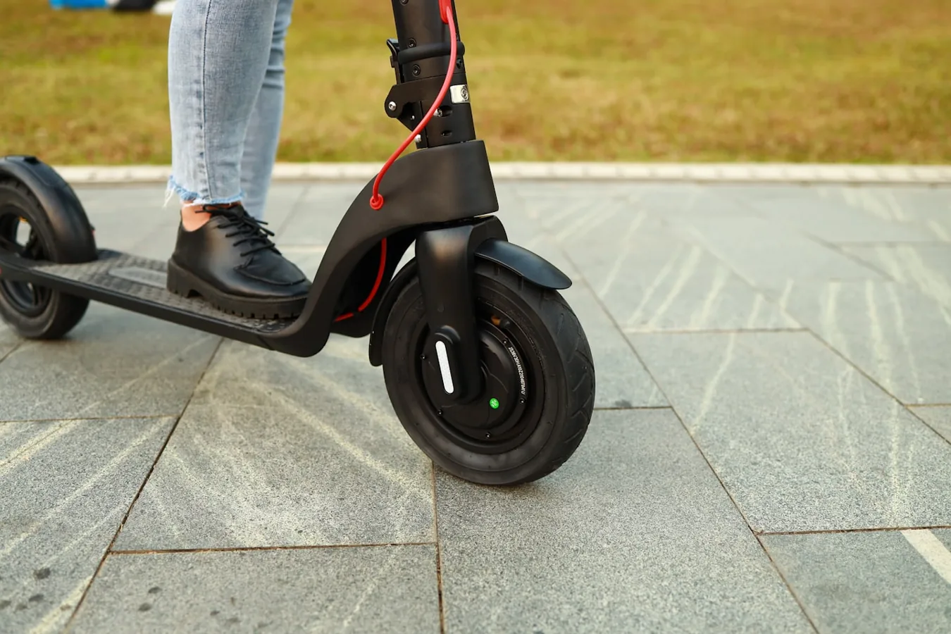 Dettaglio ruota per manutenzione scooter elettrico